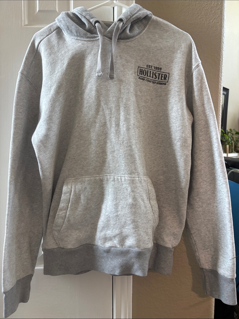 Hollister Men’s Light Gray Crewneck Hoodie Pullover